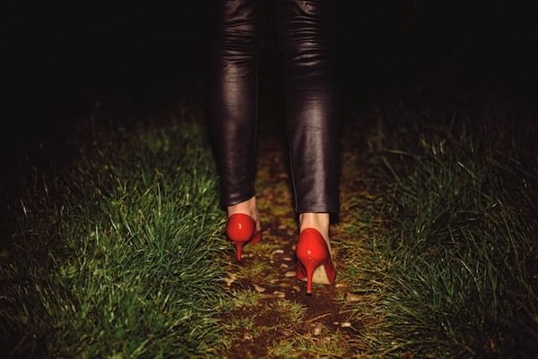 Quels conseils pour assortir des chaussures vernies avec des vêtements décontractés?